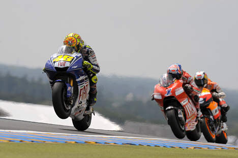 Valentino Rossi fører på sin Fiat Yamaha MotoGP VM inden Italiens Grand Prix på søndag. Hér har han vundet seks gange i træk og selvsagt stor favorit. Billedet er fra Le Mans hvor Rossi fører foran den regerende verdensmester, Casey Stoner (Ducati) og Daniel Pedrosa (Honda).